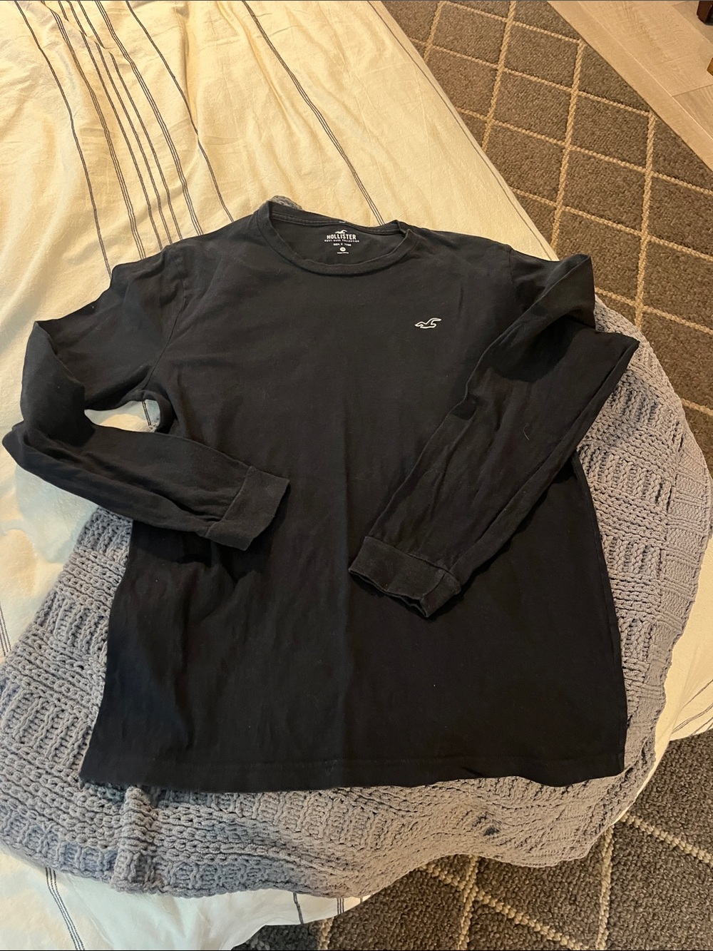 Men’s Hollister “must have” black LS tee (M)